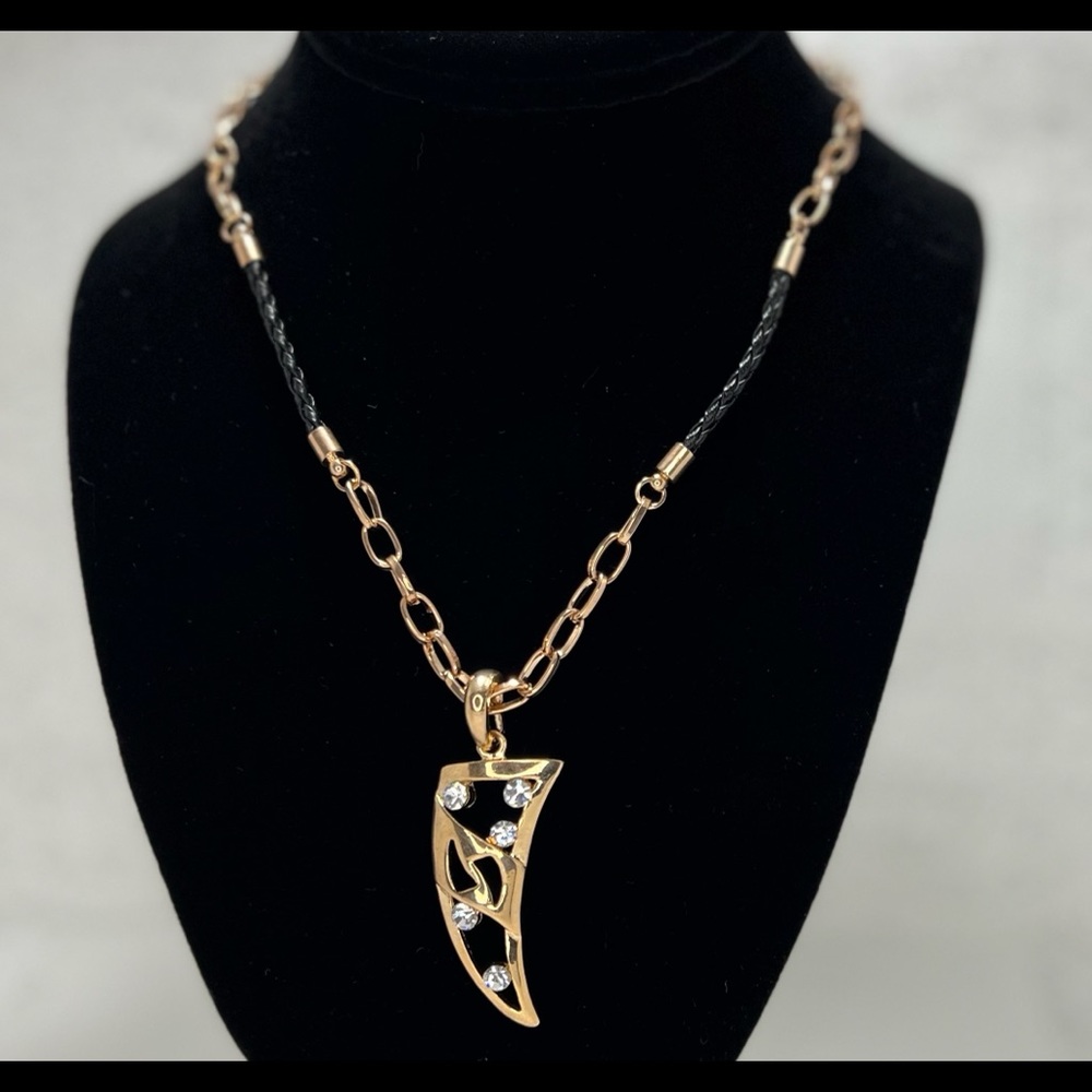 Horn/Tusk Pendant Necklace